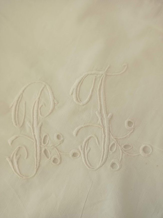 Monogramme PT sur taie d'oreiller broderie Richelieu