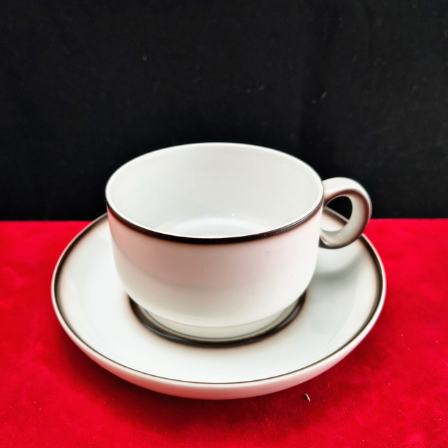 Thomas | Kop (diameter 8,5 | hoogte 5,3 cm) en schotel (diameter 14,0 | hoogte 2,5 cm) met 'Scandic Shadow' ontwerp | Vintage