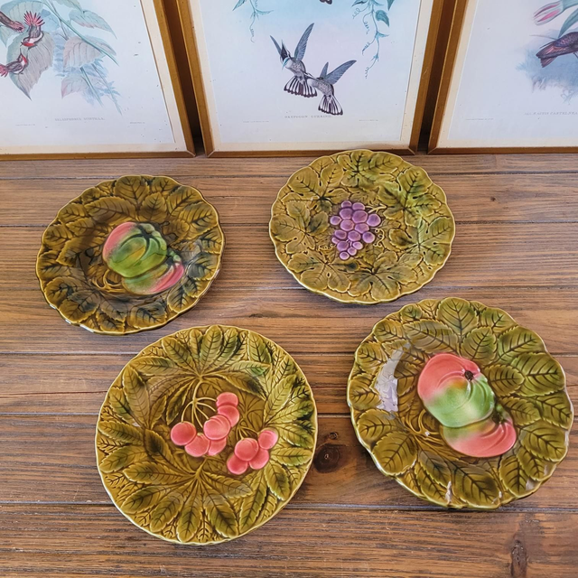 X Assiettes en barbotine de Sarreguemines, décor de fruits