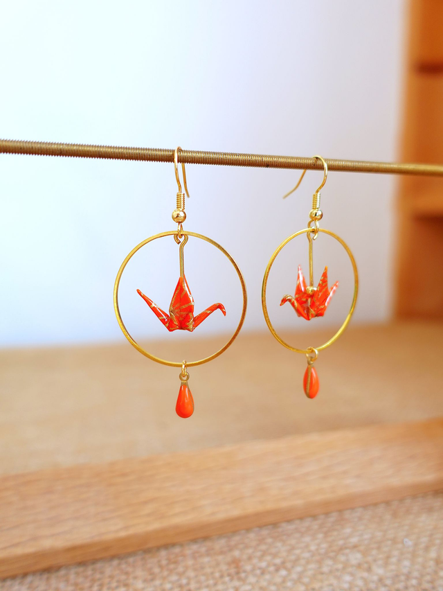 Oiseaux, Grue en Origami / Crochets plaqué or 14K / Papier japonais washi / Orange, Or / Créole, Anneaux /  Boucles d&#039;oreilles / Bijou origami / 