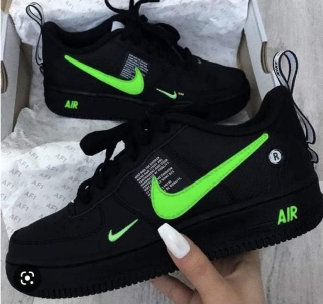 Nike Air ForceTM Negras y Verde unisex