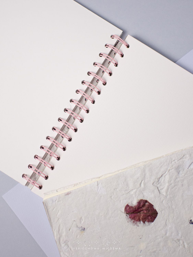 Szkicownik z okładką z czerpanego papieru 