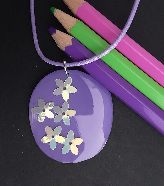 médaillon violet et fleurs irisées