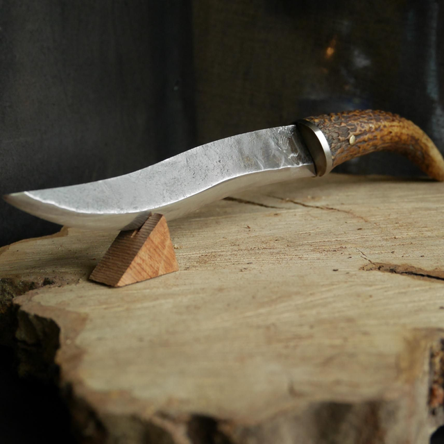 Couteau brut de forge, manche en bois de cerf.