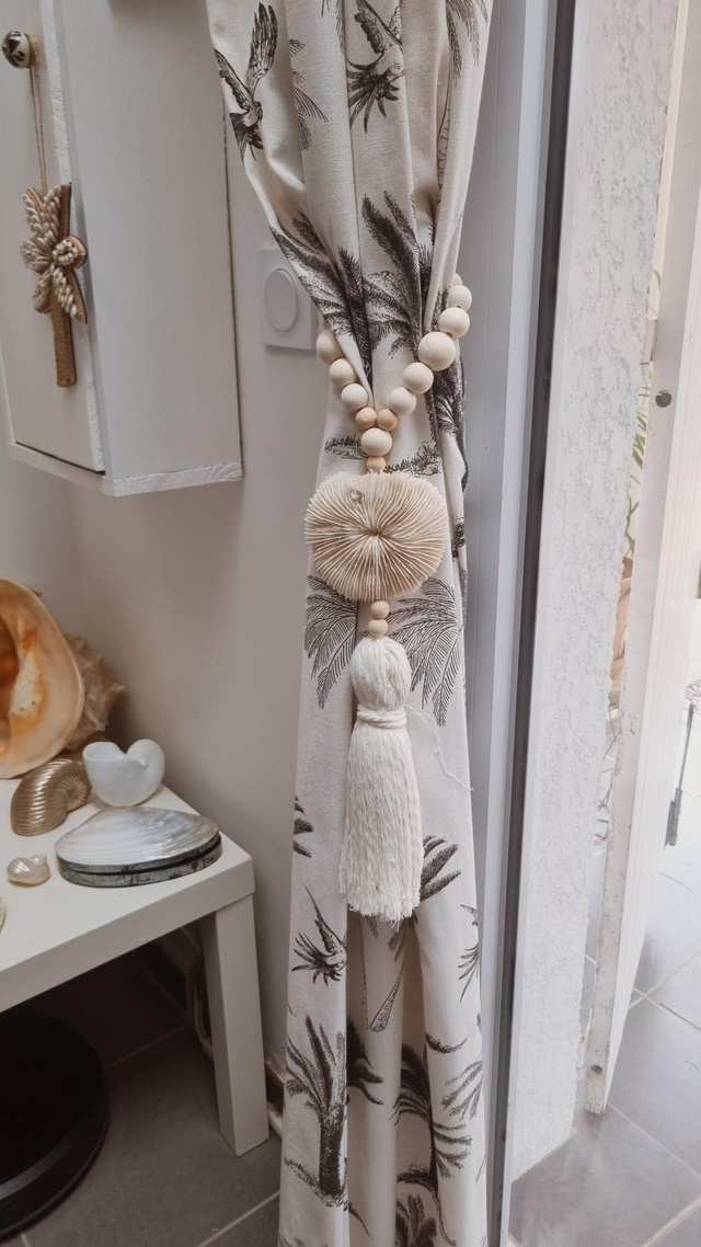 Embrasse corail - pompon beige 