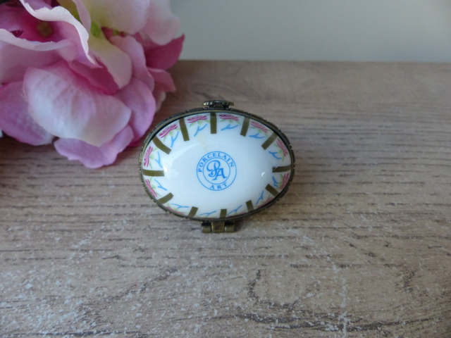 Pilulier Forme Oeuf, Petite Boite à Bijoux, Boite à Bonheur, Motif Fleuri - Collection Boites Porcelaine d'Art Vintage