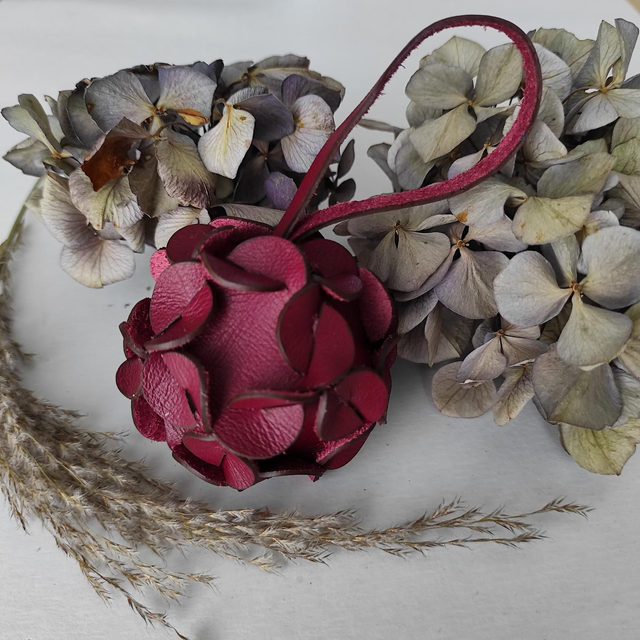 Fleur d'hortensia en cuir à suspendre 