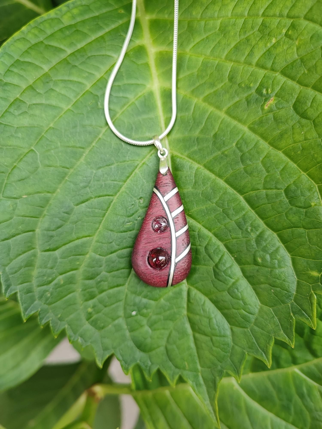Pendentif en Bois d'Amarante, Grenats Rhodolites et Argent