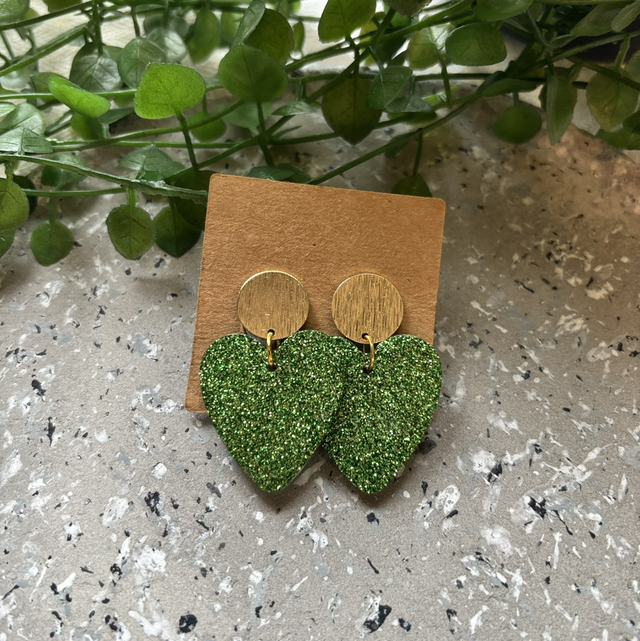Boucles d’oreilles cœur doré et vert à paillettes 
