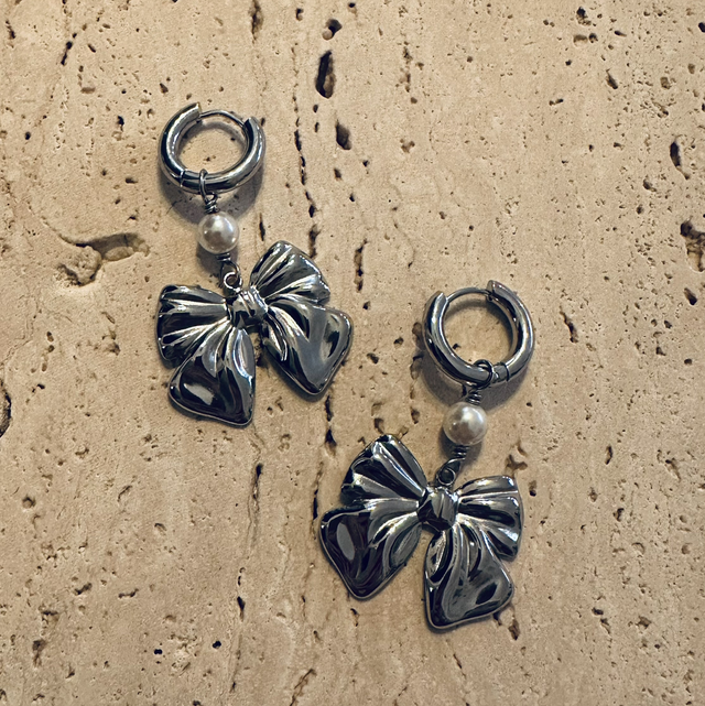 Oorbellen strik zilver 