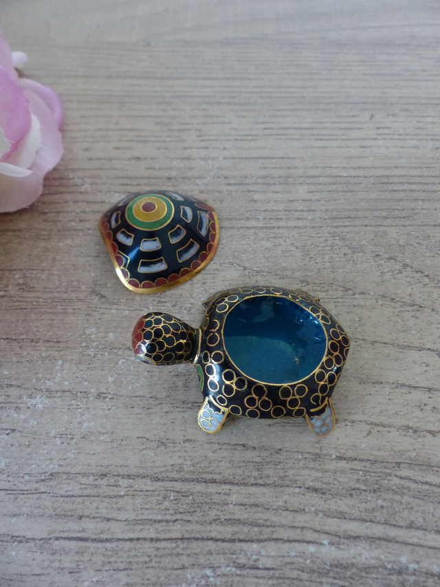Boîte Tortue Vintage en Émail Cloisonné Noir et Bleu sur Laiton – Petite Boîte à Bijoux ou à Trésors – Objet de Collection Peint Main