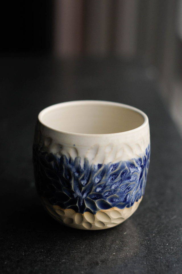 Becher, geschnitzt, blau-weiß