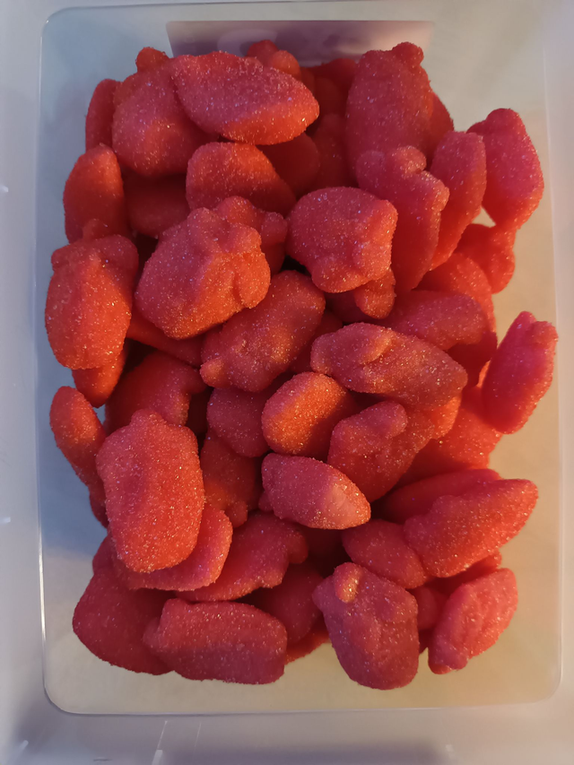 FRAISES FOUETTÉE ROUGE SUCREE ( VENDU PAR 100 GRAMMMES )