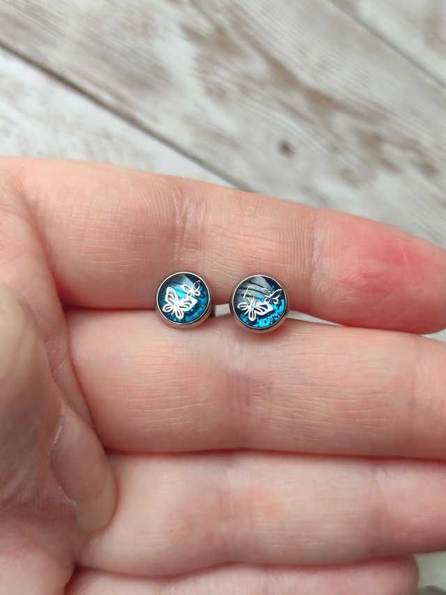 Boucles d&#039;oreilles puces bleu et papillon 7 mm