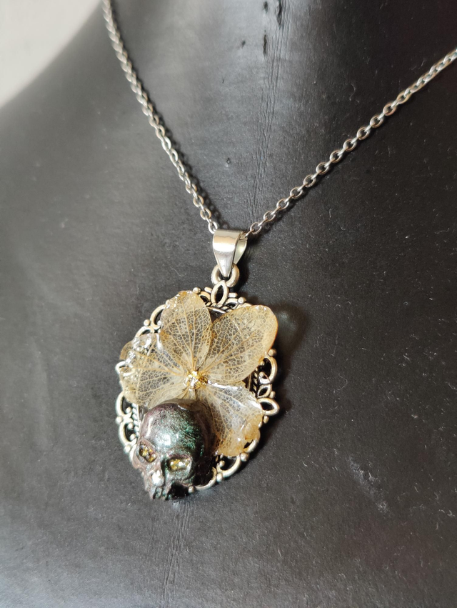Collier hortensia naturelle et crâne holographique 