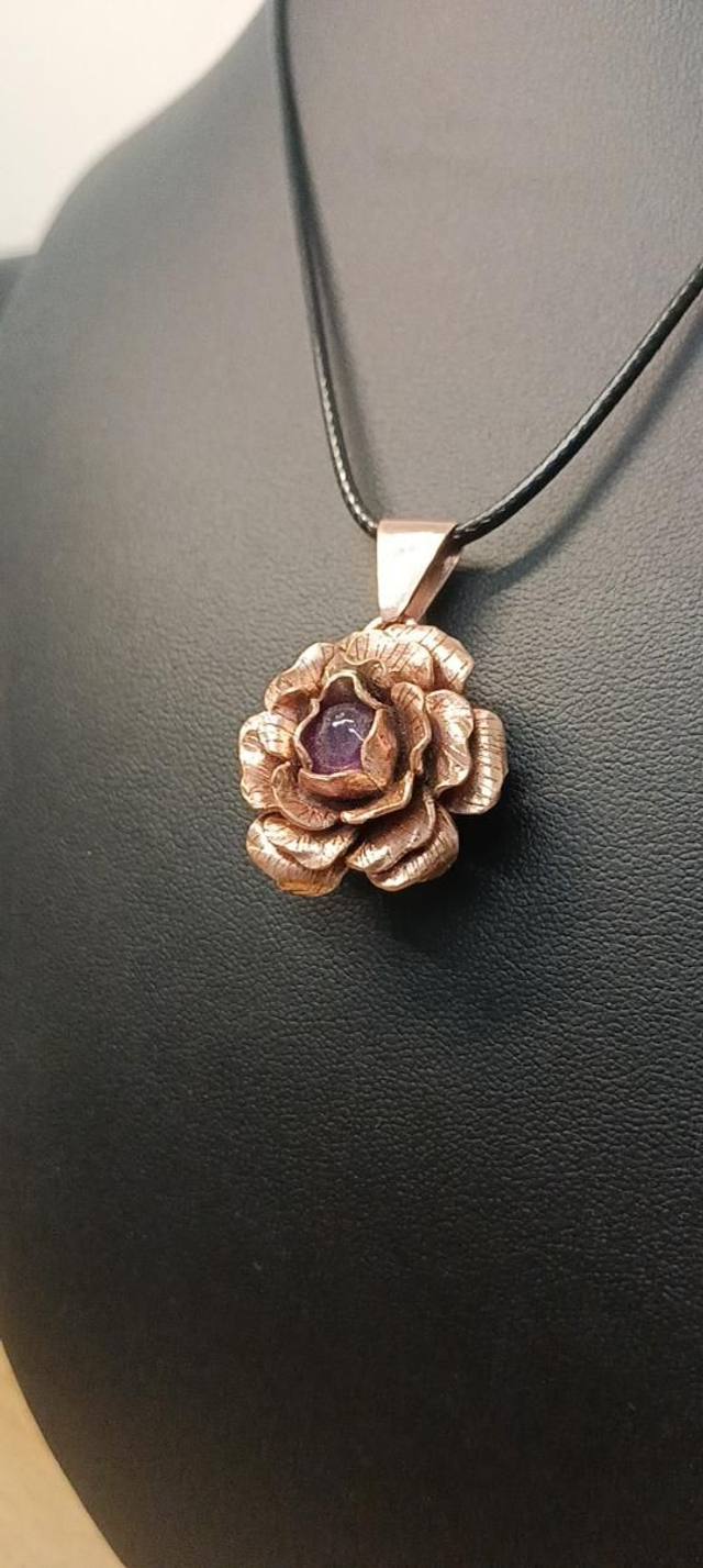 Pendentif bouton de rose et améthyste 
