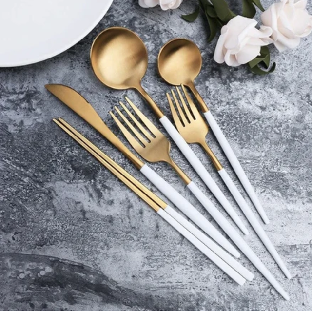 Set de couverts en métal doré