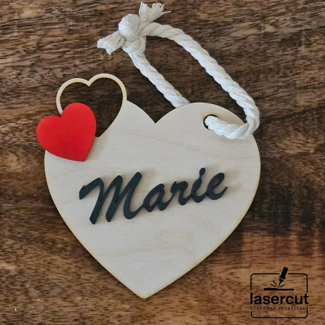 Personalisierter Herz-Anhänger aus Birkenholz – liebevolle Erinnerung