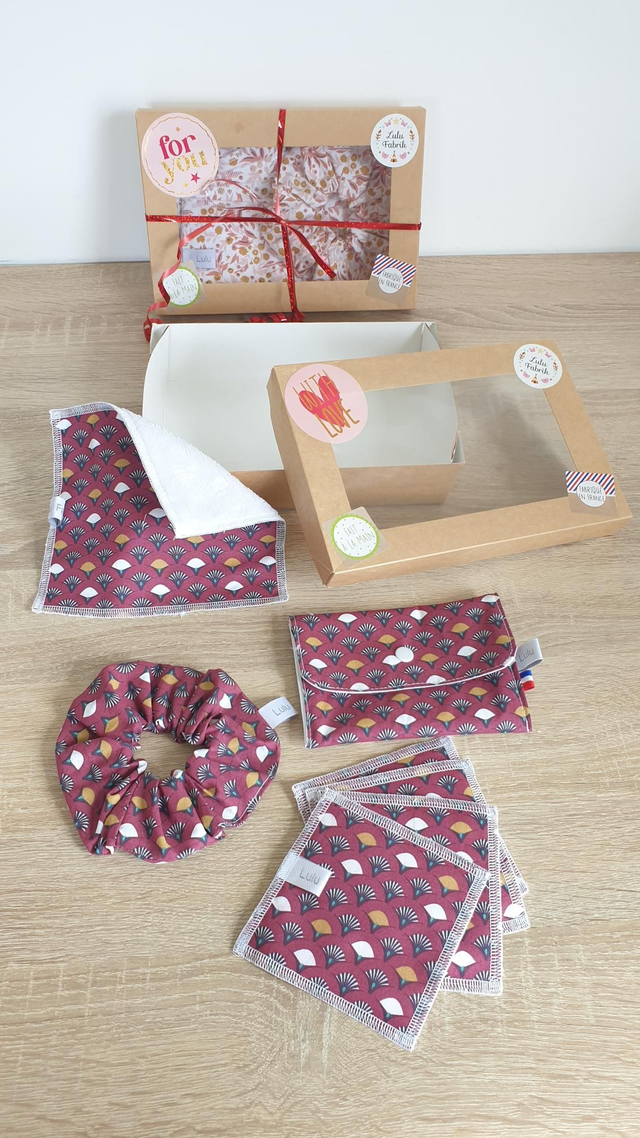 Coffret boîte rectangle 4 cotons + 1 serviette visage + 1 chouchou + 1 pochette imperméable éventail