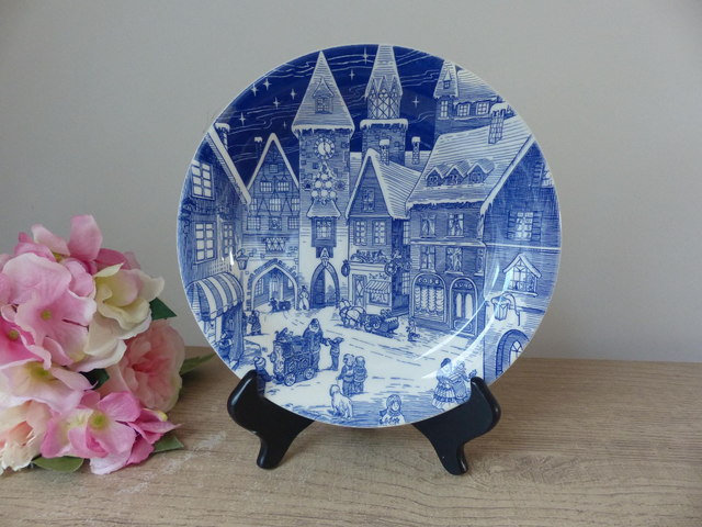 Assiette de Noël vintage céramique bleue et blanche – Ironstone Tableware – Scène hivernale anglaise avec village enneigé et décor festif