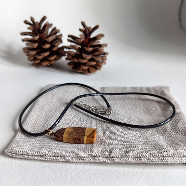 Pendentif avec quatre essences de bois