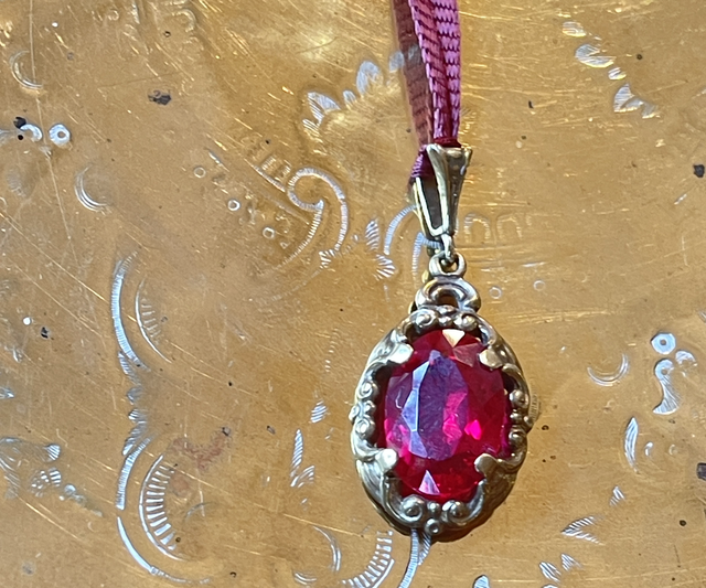 Antiker Anhänger pink /rot Glas gold 