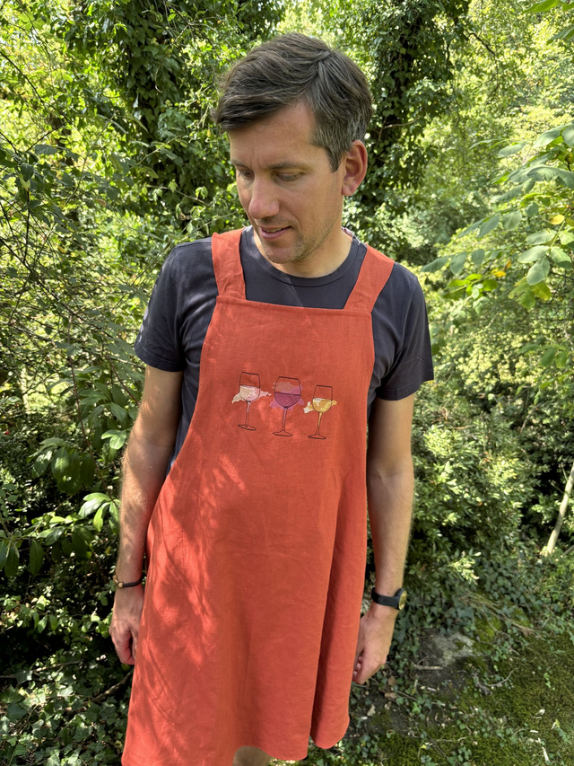 Tablier en lin orange brodé de verres de vin 