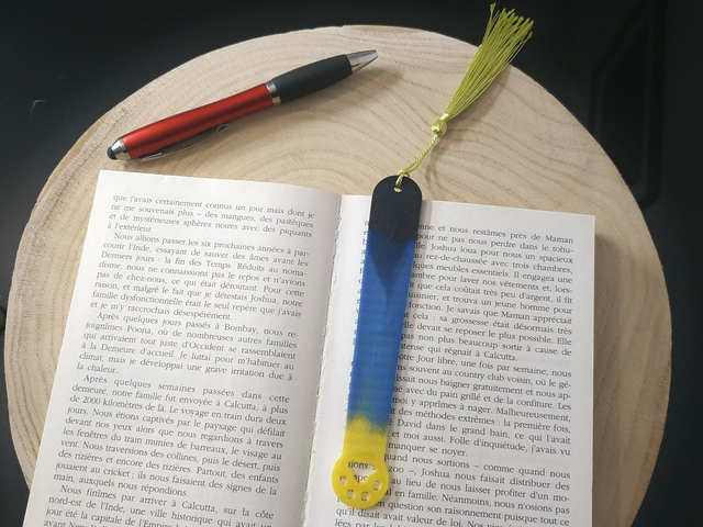 Marque page patte de chat - chien tricolore