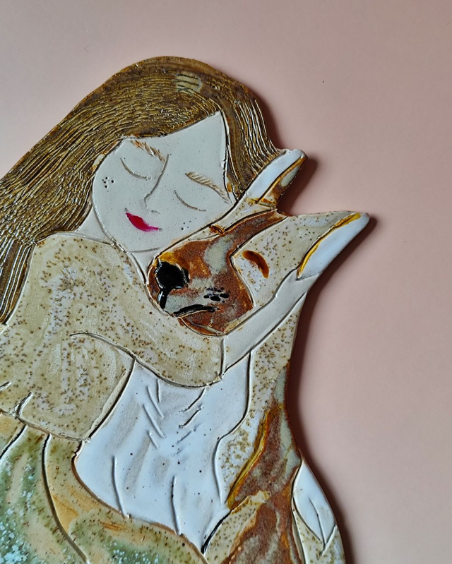 Dziewczyna w zielonej spódnicy tuląca psa