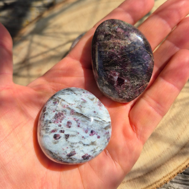 Galet Tourmaline rose sur Quartz
