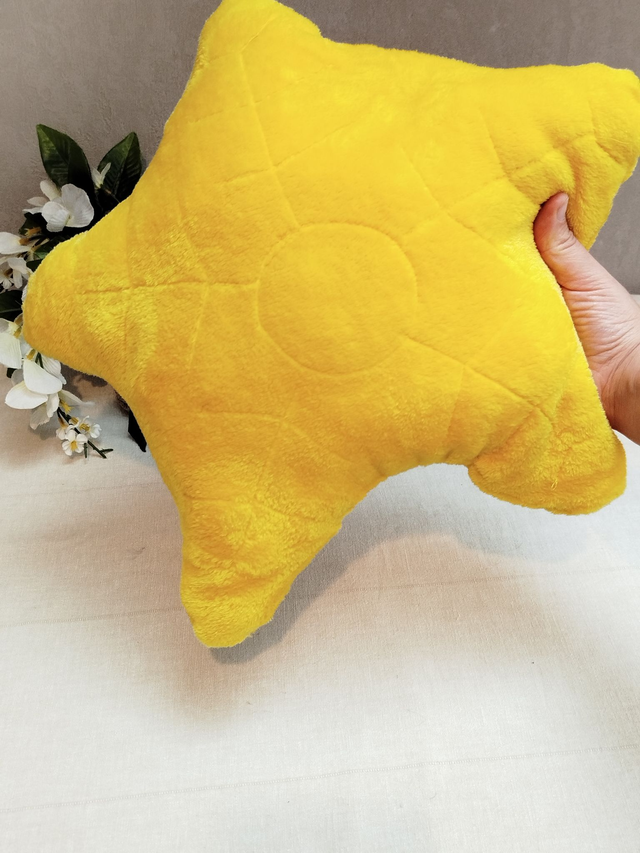 Coussin jaune étoile de noël modèle unique