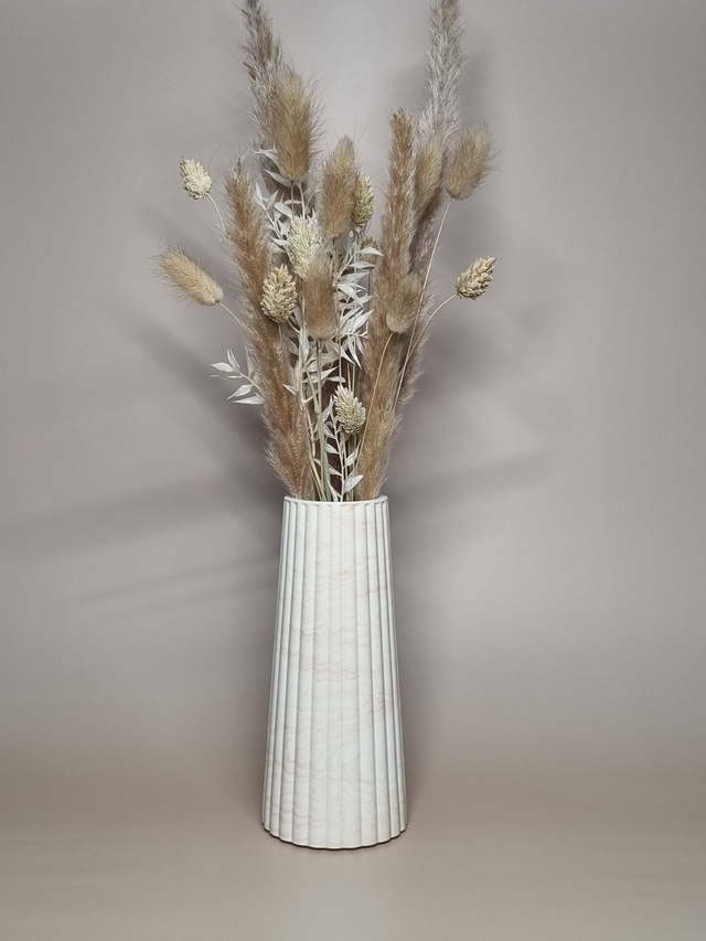 Haut vase avec fleurs séchées