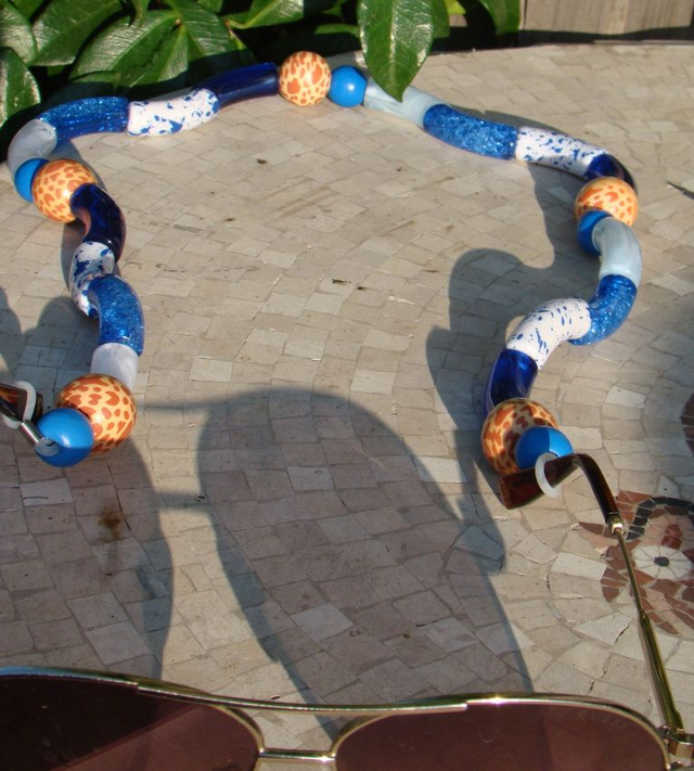 Attache lunettes en perles tubes incurvées Neela