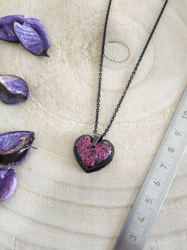 Collier noir cœur violet pailleté
