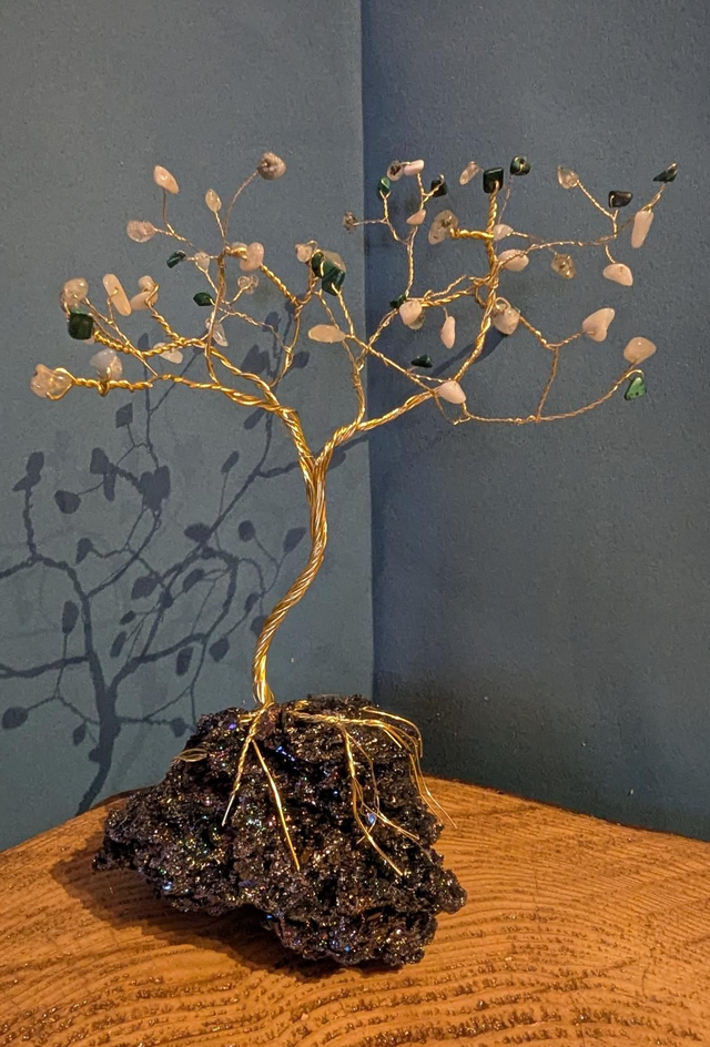 Arbre éternel Malachite, Prehnite, Amazonite sur rocher de Carborandite 