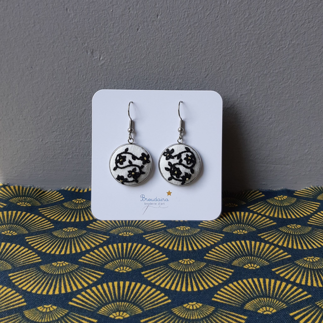 Boucles d&#039;oreilles fleurs noires dorées