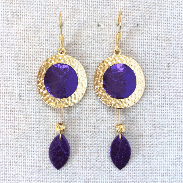 Boucles d’oreilles « Gong » dorées, cuir violet métallisé