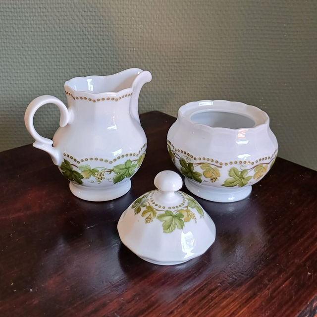 Eschenbach | Set van 2 Melkkannetje (diameter 7 | hoogte 9 cm) en Suikerpot (diameter 9 | hoogte 11 cm) Groene en bruine wijnranken| Vintage
