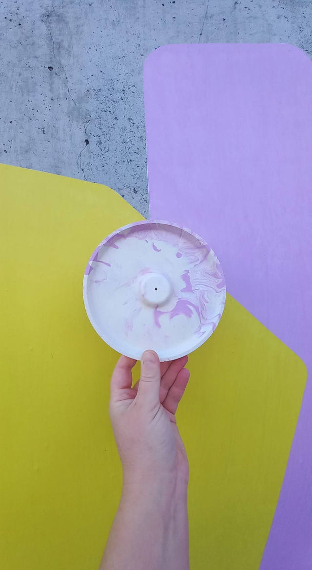  Okrągła podstawka na kadzidełko, palo santo, marble, biało-fioletowa