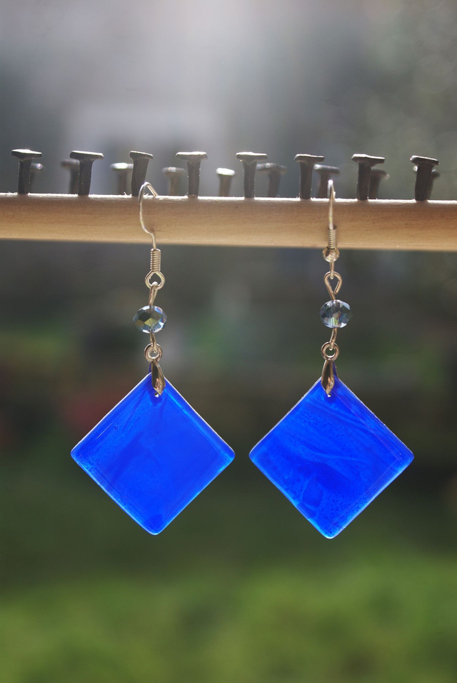 Boucles d&#039;oreilles en verre bleu. 