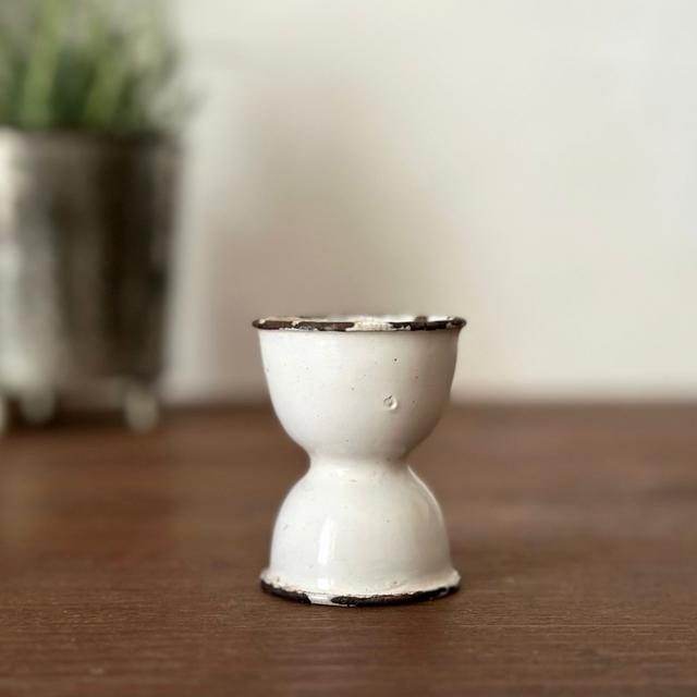 le coquetier en tôle émaillée