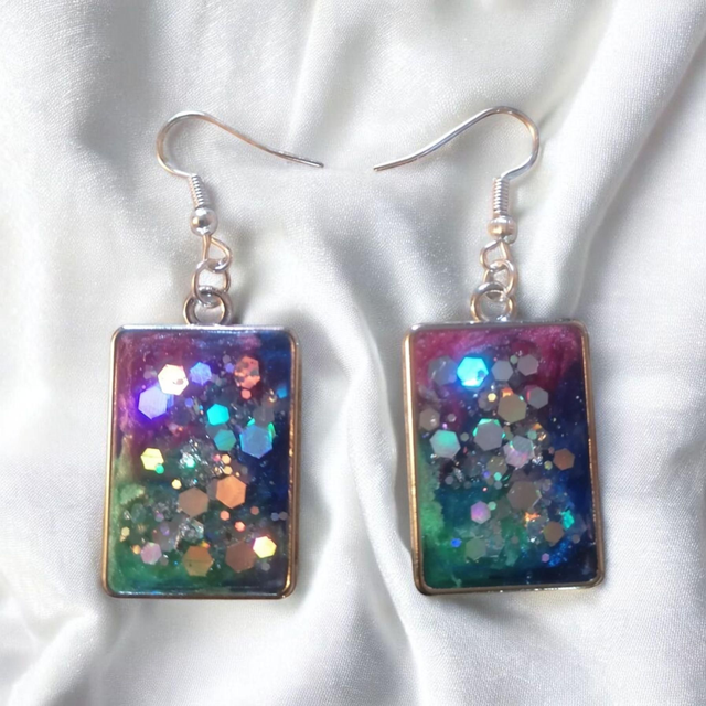 Boucles d'oreilles artisanales en résine uv, hypoallergénique fait main en France 