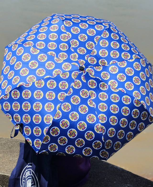 Parapluie signature bleu pliant ouverture et fermeture automatique