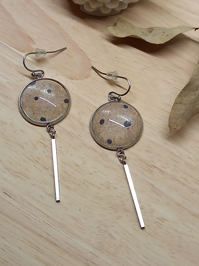 Boucles d&#039;oreilles Composition cabochon papier motifs points marron/noir - breloque tige argentée 