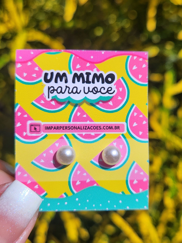Kit Brincos Meia Pérola 6mm -  Hipoalergênicos + Tag Personalizada ( MELANCIA )