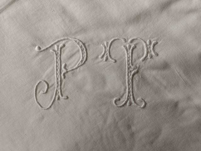 Monogramme PT sur taie d'oreiller avec broderie Richelieu
