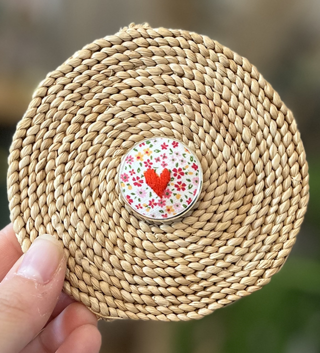 Pin’s coeur rouge (fleuri)