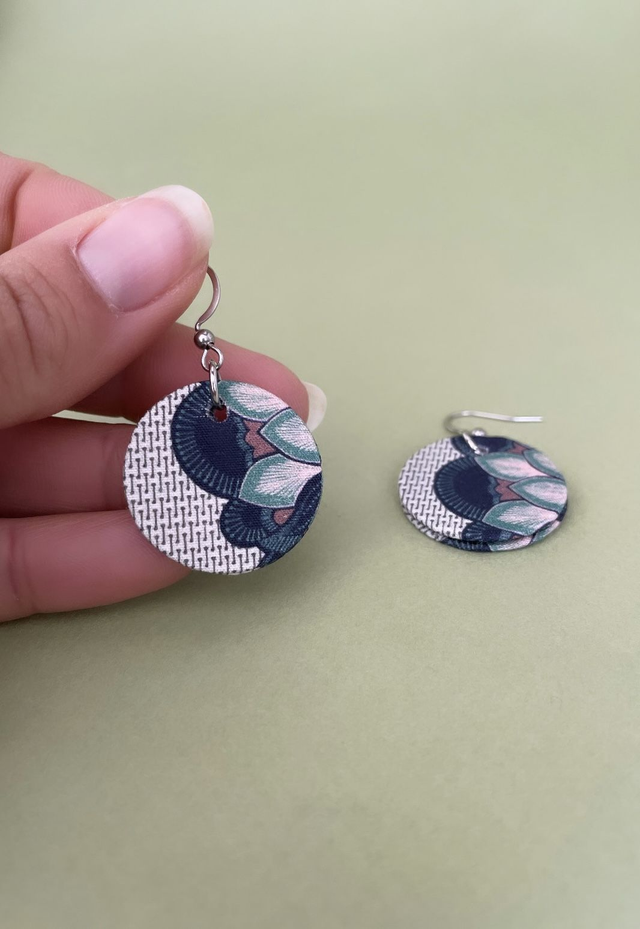 Boucles d'oreilles carton et tissu imprimé forme petites rondes, collection « lotus » - tons beige, vert et noir.