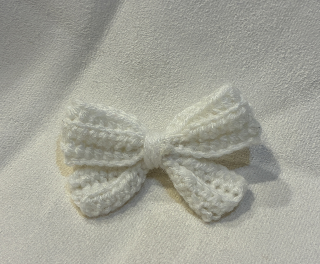 Barrette noeud blanc