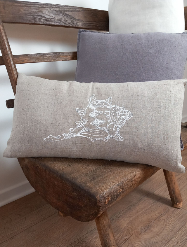 Coussin rectangulaire en lin brodé motif coquillage